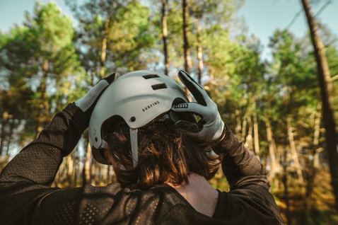 Casco ION Seek durante mountain bike nel bosco in grigio chiaro, vista posteriore