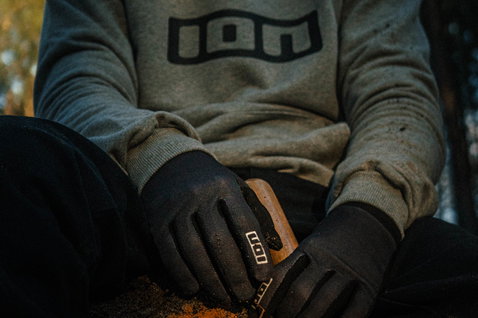 ION Logo Fahrradhandschuhe in schwarz beim Biken im Wald