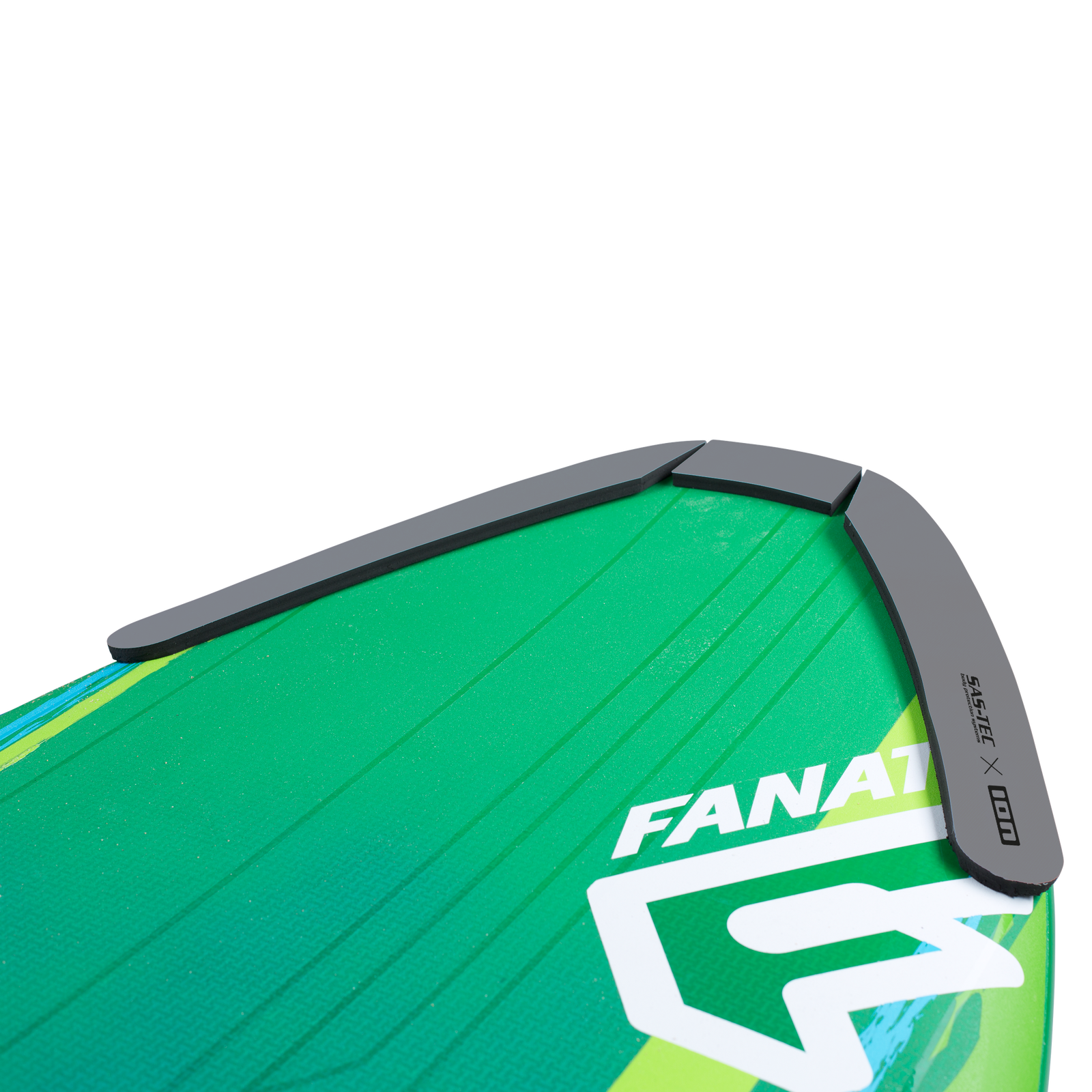 ION Windsurf Nose Bumper in grigio scuro con schiuma SAS-TEC montato sul nose di una tavola da windsurf verde