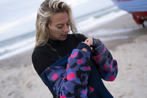 ION Neo Hoody Lite sweat à capuche femme en bleu marine foncé imprimé camo porté à la plage