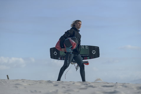 ION Neo Hoody Lite hoody néoprène lors du kitesurf sur la plage en bleu marine foncé
