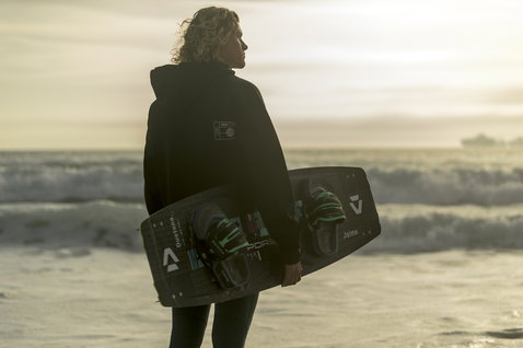 ION Neo Hoody Lite sweat néoprène en noir lors du kitesurf sur la plage