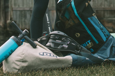 ION Wing Quiverbag Core borsa per ali 150cm in beige e teal durante una sessione di wing foiling all'aperto