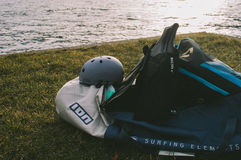 ION Wing Quiverbag Core borsa quiver per ala 150 cm in verde oliva scuro durante il wing foiling