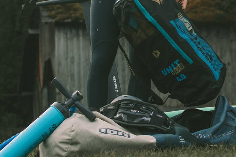 Borsa ION Wing Quiverbag Core 150 cm in verde scuro e turchese durante la preparazione al wing foiling all'aperto