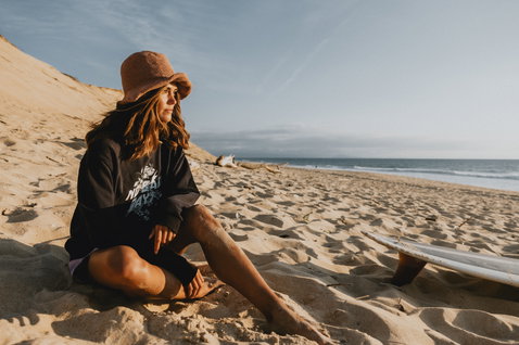 ION No Bad Days Damen Sweater in dunkel mit Grafikprint beim Strandleben am Meer