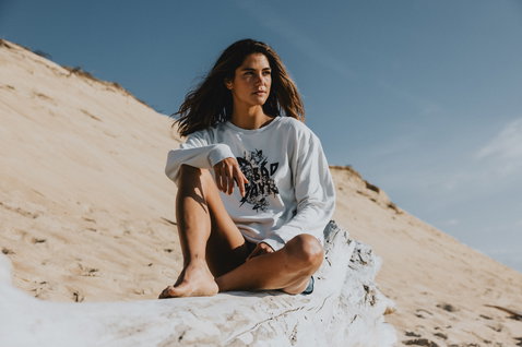 ION No Bad Days Damen-Sweater langarm in weiß mit Grafikprint beim Relaxen an den Stranddünen