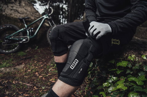 ION K-Lite knee pads in black during mountain biking in forest