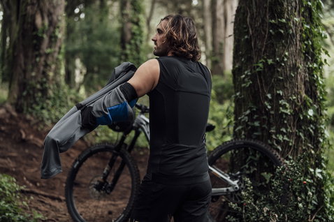 Gilet de protection ION Scrub Amp avec dorsale EPP en vélo de montagne en forêt en noir