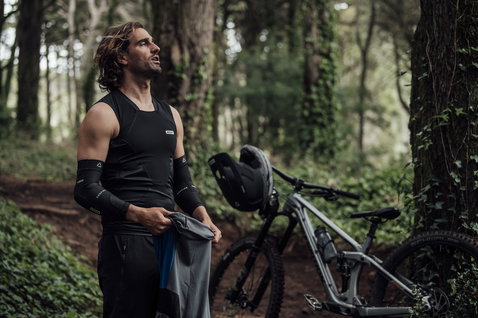 Gilet de protection ION Scrub Amp avec dorsale EPP en noir lors d'une sortie VTT en forêt