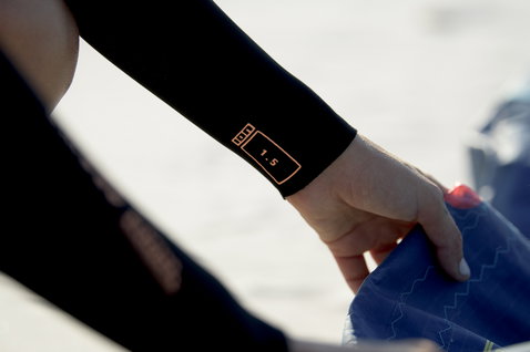ION Amaze Hot Shorty 1.5mm front-zip shorty wetsuit in black – wrist cuff detail