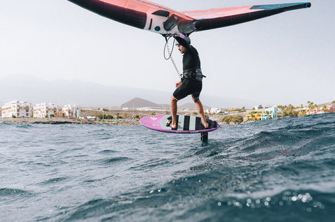 ION Rogue Hüfttrapez beim Wing Foiling auf dem Meer