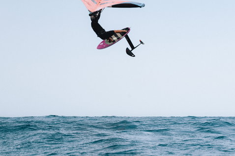 ION Seek Core 2/2 mm Langarm Shorty Frontzip Neoprenanzug beim Wing Foiling auf dem Meer