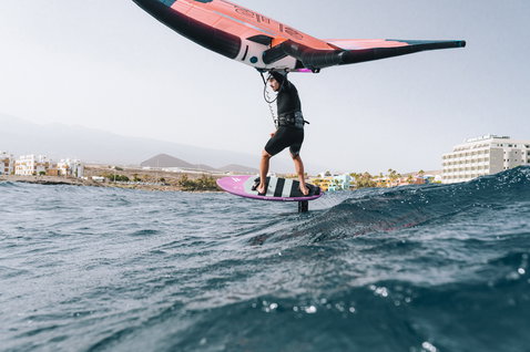 ION Seek Core 2/2 mm Langarm-Shorty Frontzip-Neoprenanzug in dunkelgrau beim Wing Foiling auf dem Meer