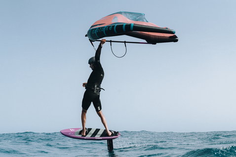 ION Seek Core 2/2mm Front-Zip Shorty Langarm-Neoprenanzug in schwarz beim Wing Foiling auf dem Meer