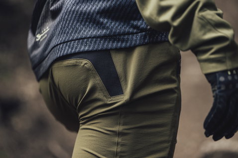 ION Scrub LS Langarm-Radtrikot Herren in dunkelblau beim Mountainbiken auf dem Trail
