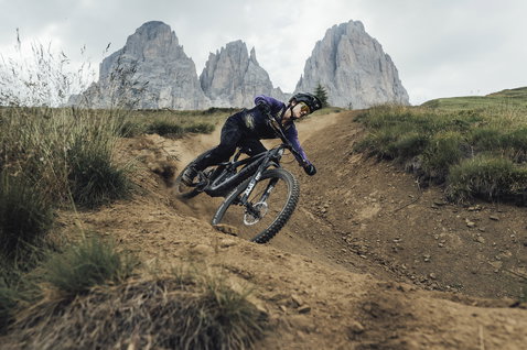 ION Scrub long-sleeve women's MTB jersey in dark navy during mountain biking in the Dolomites