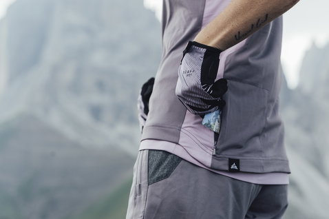 Maillot vélo manches courtes ION Bike Traze Amp femme en mauve lors d'une sortie en montagne