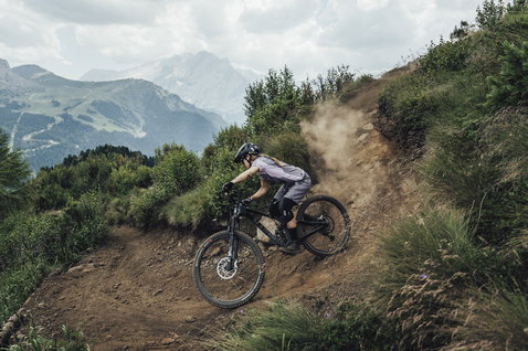 Maillot de cyclisme femme à manches courtes ION Traze Amp en gris lavande lors d'une sortie VTT sur sentier alpin