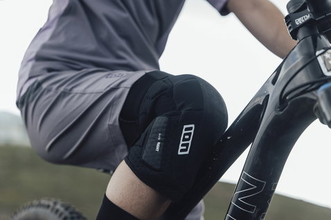 ION Traze Amp AFT women cycling shorts in black during mountain biking on trail