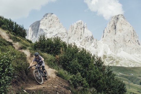 ION Traze Amp AFT women's cycling shorts in olive green during mountain biking in the Dolomites