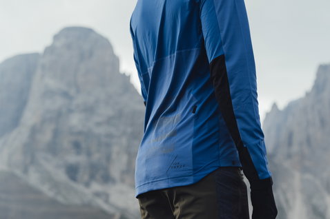 Maglia ciclismo manica lunga ION Traze Amp uomo in blu acciaio durante il mountain bike