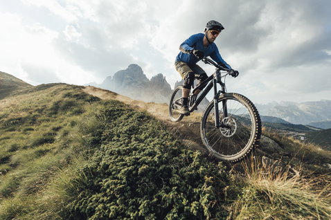 Maglia ciclismo manica lunga ION Bike Traze Amp LS AFT in blu cobalto durante mountain bike in quota