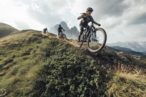 ION Bike Traze Fahrradhandschuhe beim Mountainbiken auf alpinem Trail in den Dolomiten