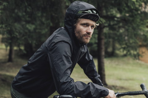ION Bike VNTR cycling cap in black during gravel cycling in a forest