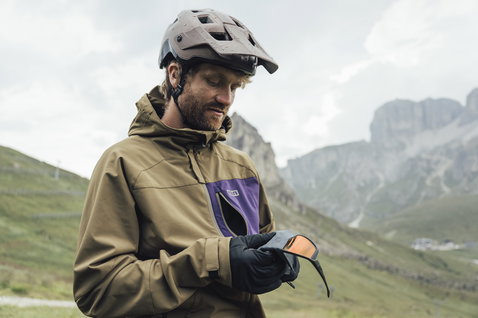 ION Bike Shelter 2L Softshell-Jacke für Herren in oliv und lila beim Mountainbiken in den Alpen