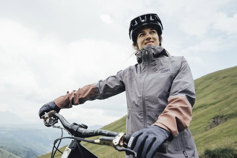 ION Bike Shelter 3L women's cycling jacket in grey and dusty rose during mountain biking in the mountains