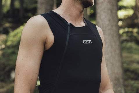 Gilet di protezione ION Amp unisex in nero con protezione SAS-TEC L1 durante il mountain bike in foresta