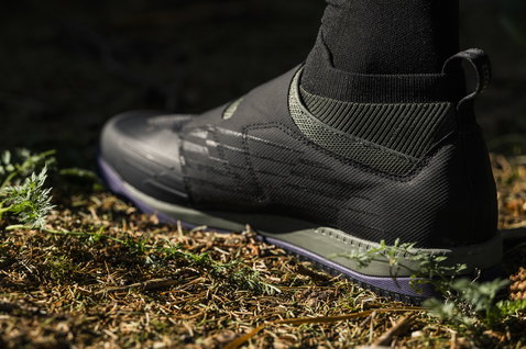 ION Bike Scrub Select BOA Flatpedal-Bikeschuh in schwarz und lila beim Mountainbiken im Wald
