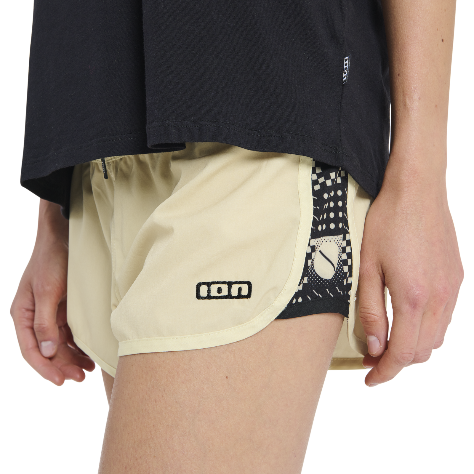 ION Tally 2.0 Hotshorts boardshort femme en sable et bleu marine foncé avec panneau latéral géométrique