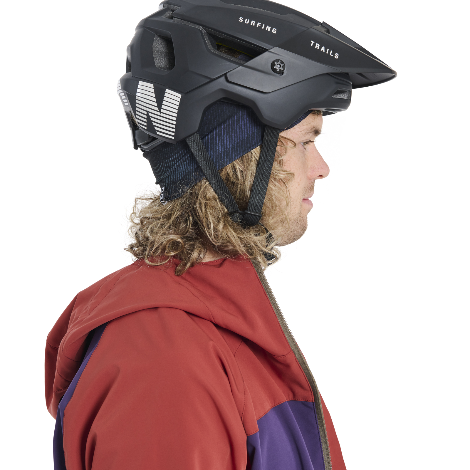 ION Bike Neckwarmer Logo Einheitsgröße in dunkelgrau, getragen unter MTB-Helm, Seitenansicht
