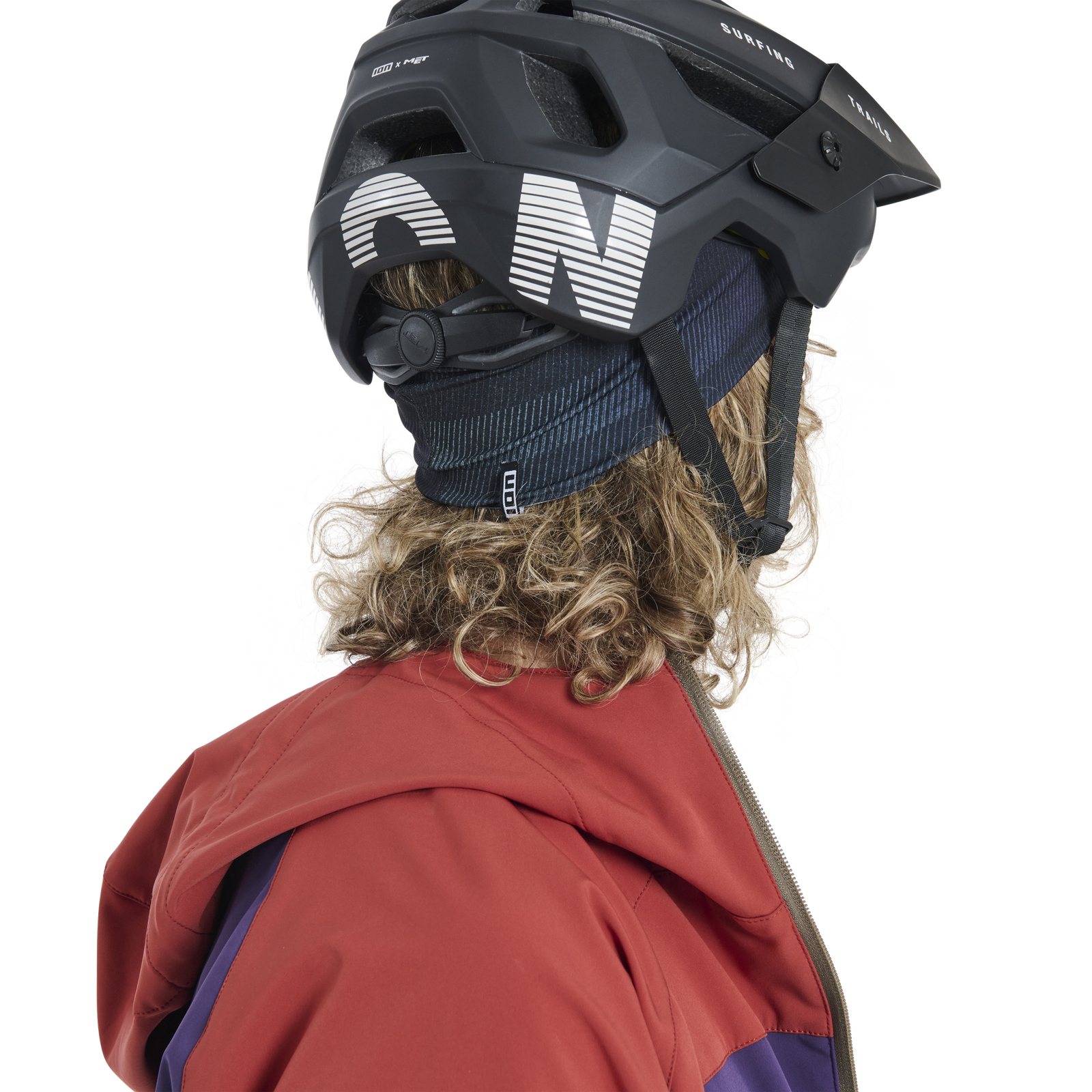 ION Bike Logo Nackenwärmer in dunkelblau am Model von hinten mit MTB-Helm