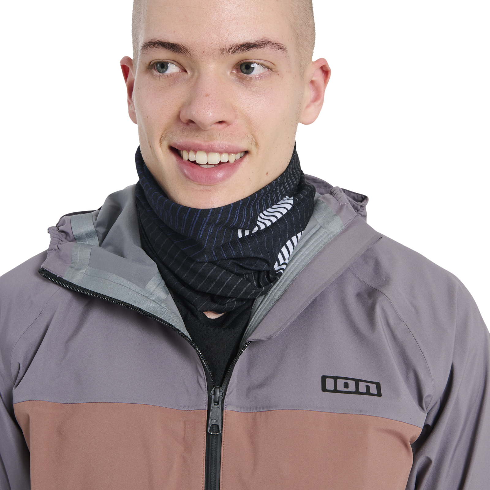 ION Bike Logo Neckwarmer Einheitsgröße in dunkelgrau mit Streifenmuster, getragen von einem Model