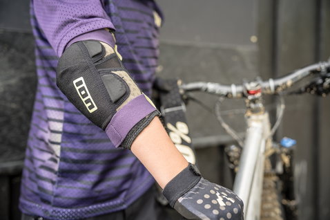 Coudières jeunes ION E-Pact en noir et violet lors du VTT