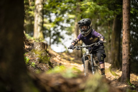 Coudières jeunes ION E-Pact lors d'une descente en VTT sur sentier forestier