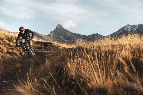 ION Bike Shelter Lite veste cyclisme en VTT sur sentier alpin en automne