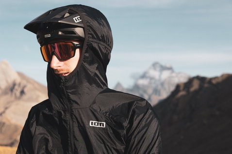 Veste cyclisme ION Bike Shelter Lite en noir lors d'une sortie VTT dans les Alpes