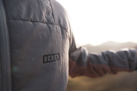 ION Shelter Hybrid Padded Fahrradjacke in schiefergrau für Mountainbiking, Detailansicht ION-Logo