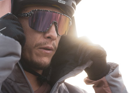 ION Shelter Hybrid Padded Fahrradjacke in stahlgrau und altrosa beim Mountainbiken im Freien