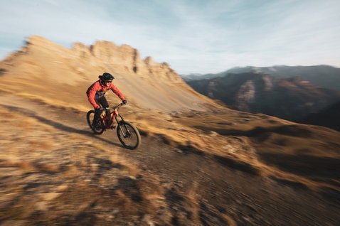 ION Shelter 2L Softshell-Jacke in rot beim Mountainbiken im Hochgebirge