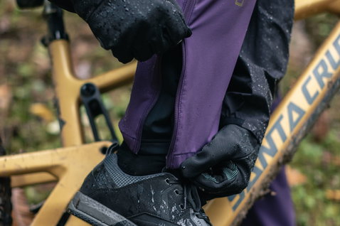 ION Shelter 2L Softshell Mountainbike-Hose Herren beim Mountainbiken im Regen in lila