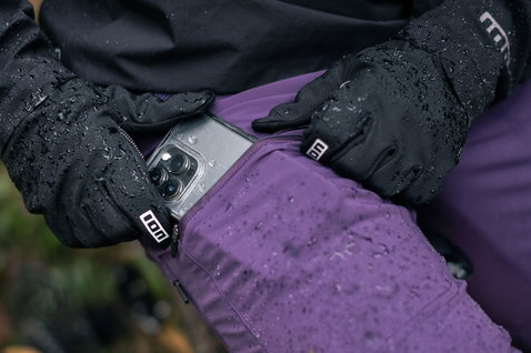 ION Shelter 2L Softshell Radhose in lila beim Mountainbiken im Regen mit Handytasche