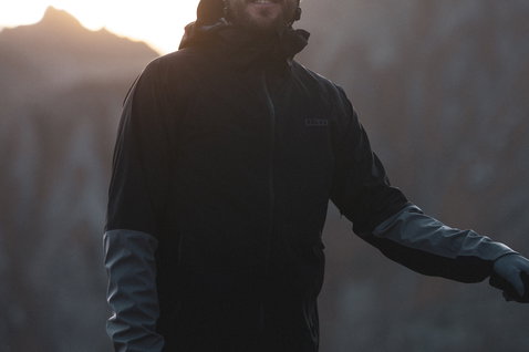 ION Shelter 3L Fahrradjacke Herren in schwarz beim Mountainbiken in den Bergen
