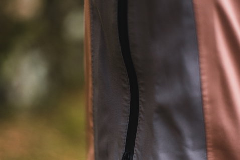 ION Bike Shelter 3L Fahrradjacke Herren in grau und altrosa – Belüftungsreißverschluss-Detail