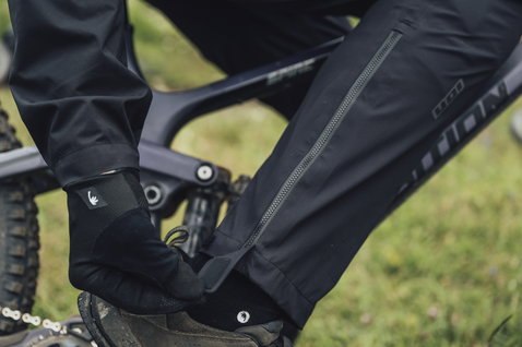 ION Bike Shelter 3L MTB-Hose in schwarz beim Mountainbiken im Gelände