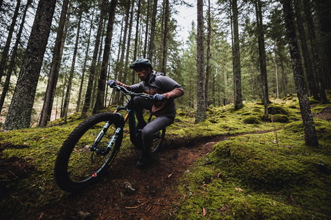 ION Bike Shelter 3L MTB-Hose in dunkelgrau beim Mountainbiken im Wald